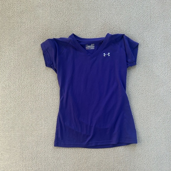 🌿Under Armour Women’s Purple V-Neck Shirt, size XS🌿 - Picture 1 of 5